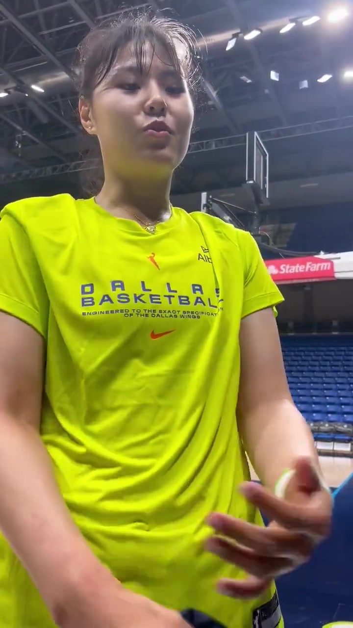 李月汝也太可愛了在接受采訪時聲色并茂搖頭賣萌