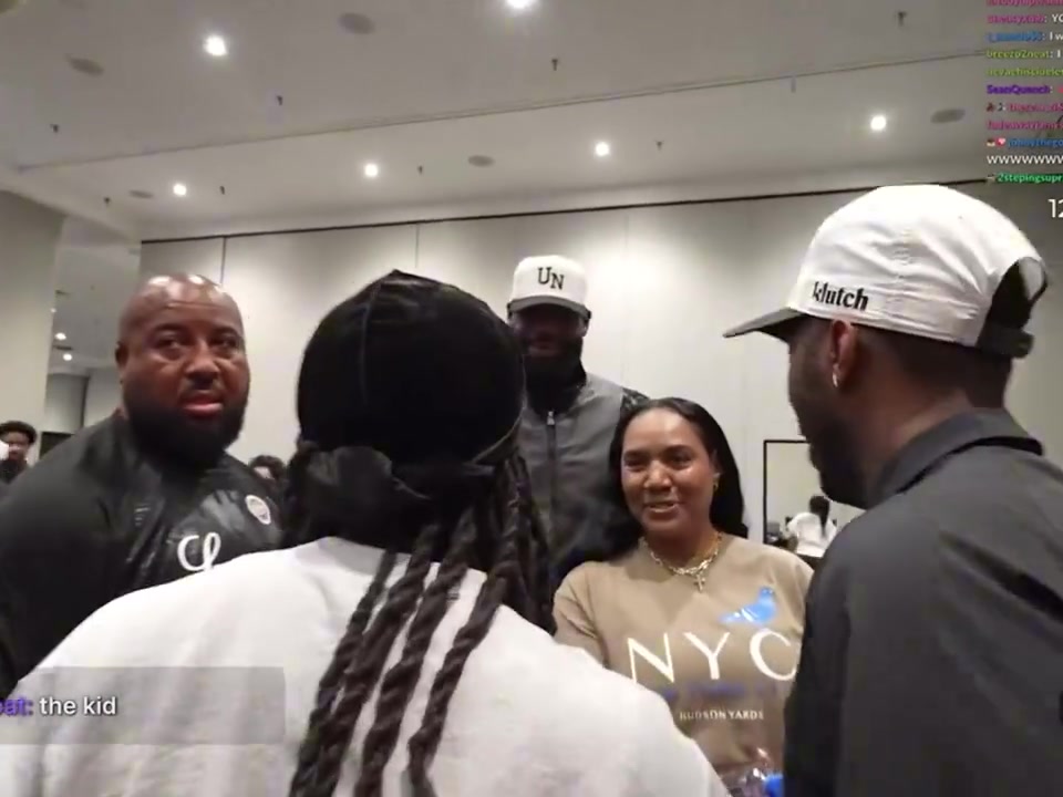 詹姆斯出鏡頂流網(wǎng)紅Kai cenat直播 現(xiàn)場狂熱球迷獲得簽名球衣