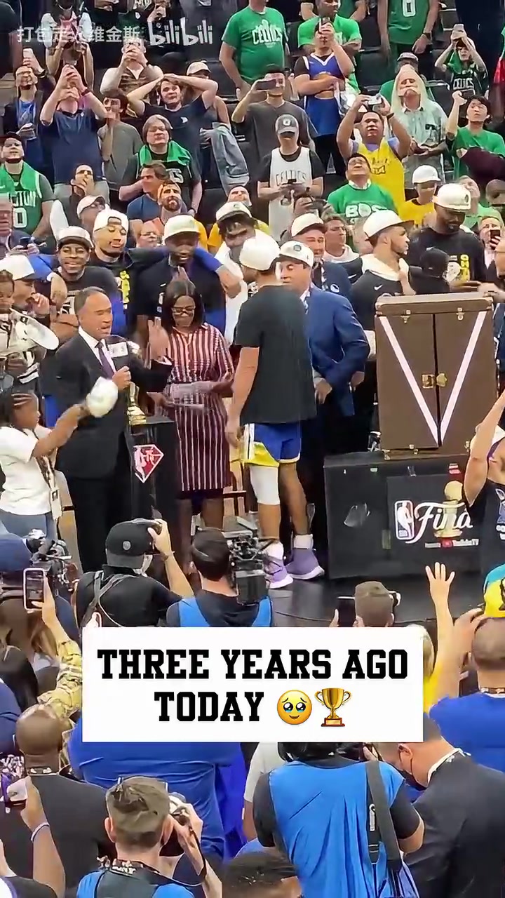 一晃三年了22年是一個(gè)屬于勇士的夏天回顧庫里領(lǐng)取FMVP獎(jiǎng)杯