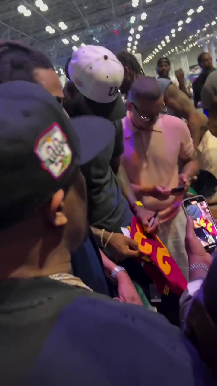 詹姆斯和好友追夢格林出席Fanastics Fest活動(dòng)