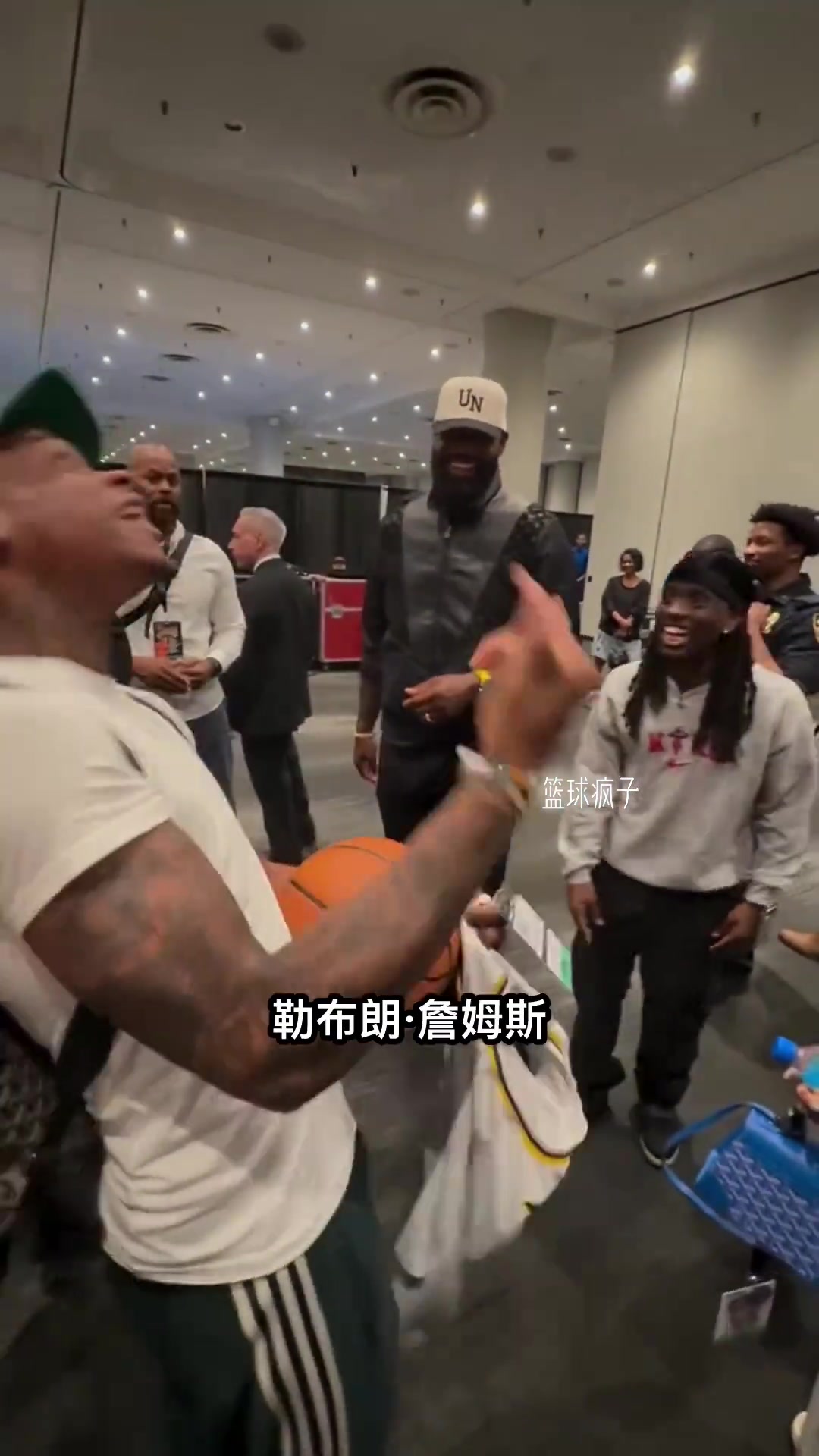 夢想成真了粉絲見到詹姆斯瘋狂示愛