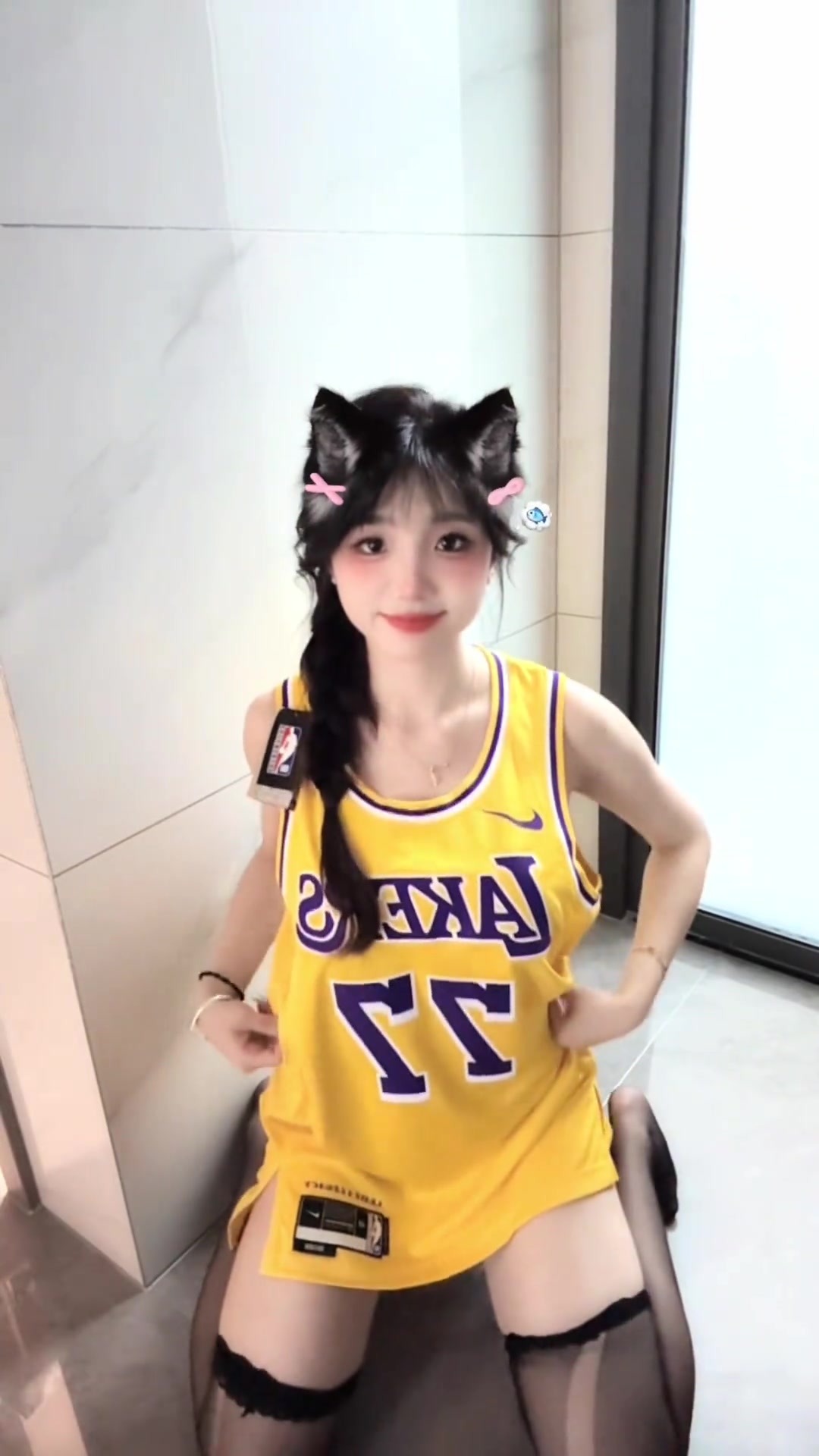 身材頂級(jí)美女博主寶貝77的湖人東契奇簽名球衣到了