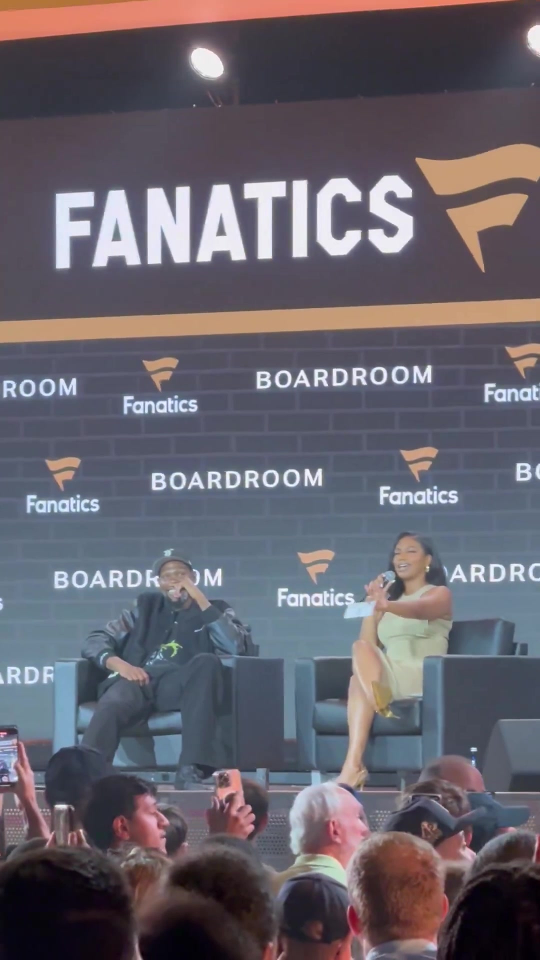 太有節(jié)目效果了KD在活動現(xiàn)場突然得知被交易全場炸鍋