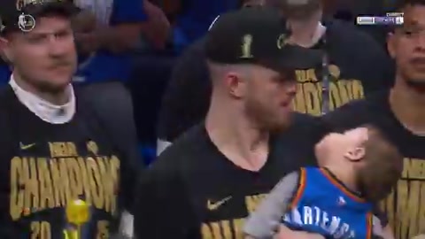 上領(lǐng)獎時哈騰抱著孩子這么吵鬧也阻擋不了娃睡覺哈哈哈