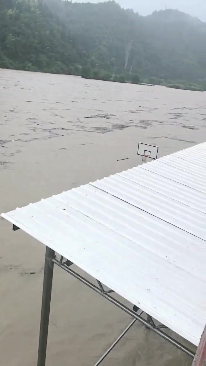 這場地只能是湖人和快船才能打比賽了吧