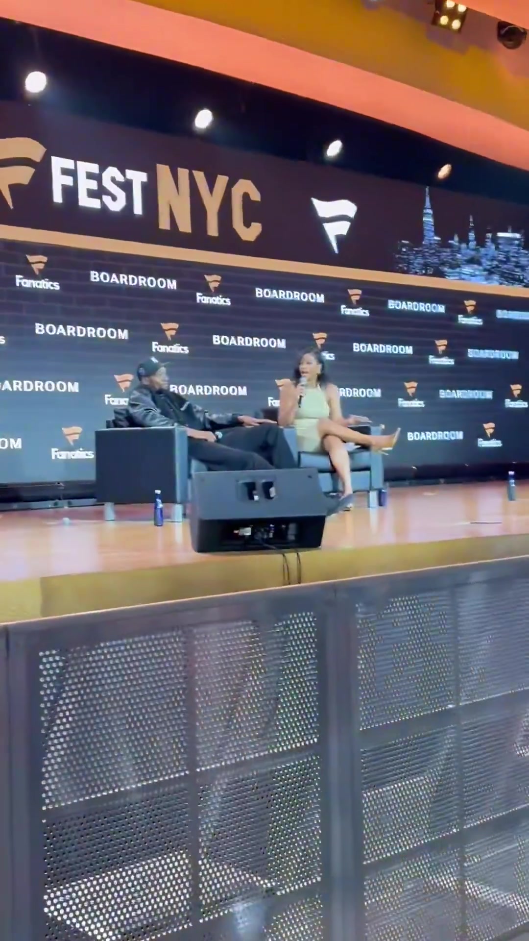 杜蘭特活動現(xiàn)場得知被交易至火箭微笑回應(yīng)我們拭目以待