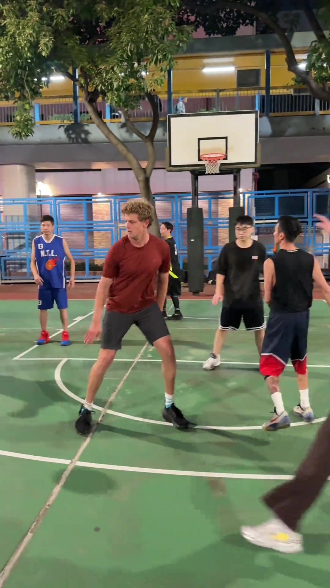 這也沒真防呀野球場肘姐讓我感受一下歐美的防守