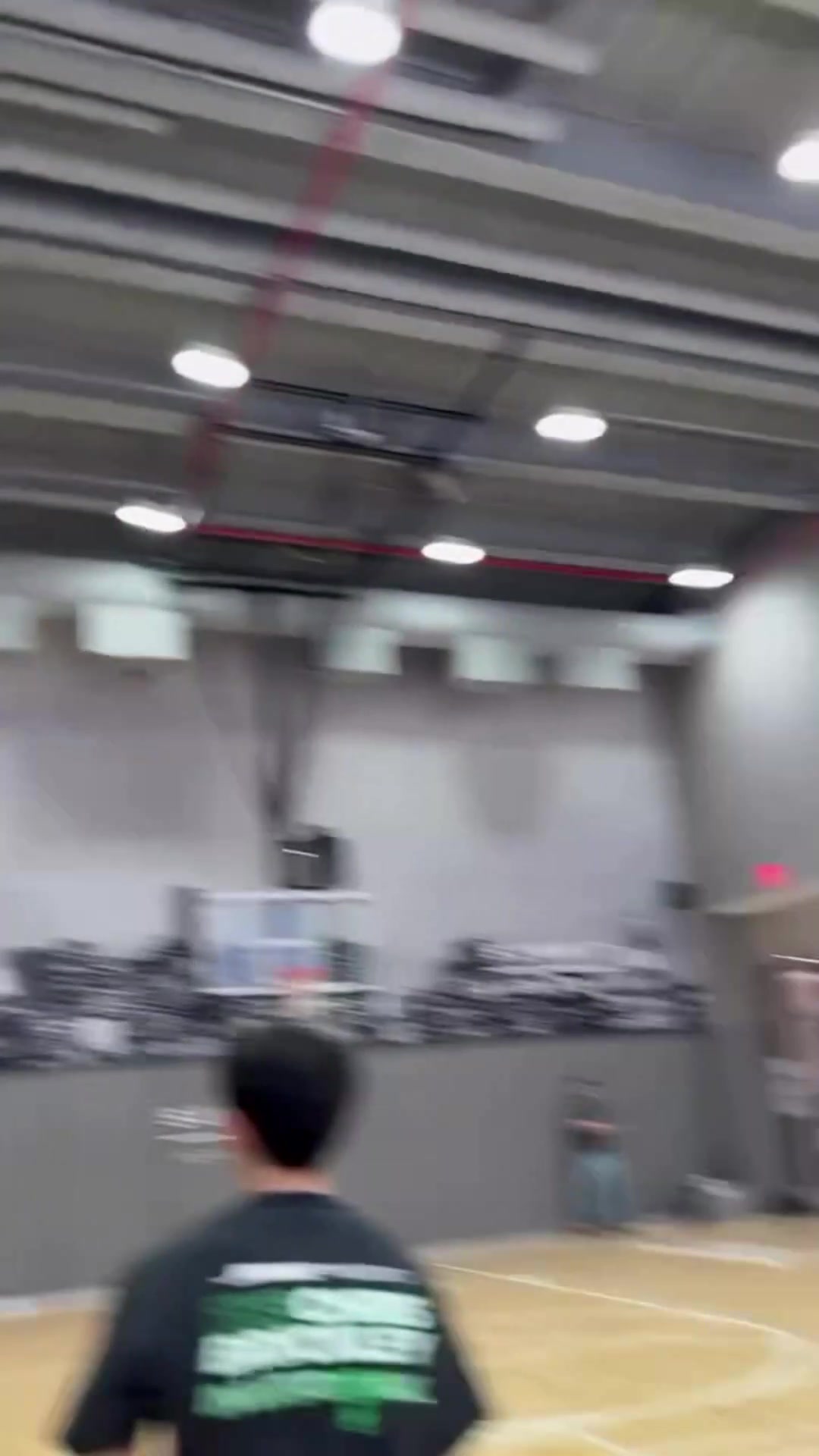 備戰(zhàn)新賽季詹姆斯訓(xùn)練新技能金雞獨(dú)立三分