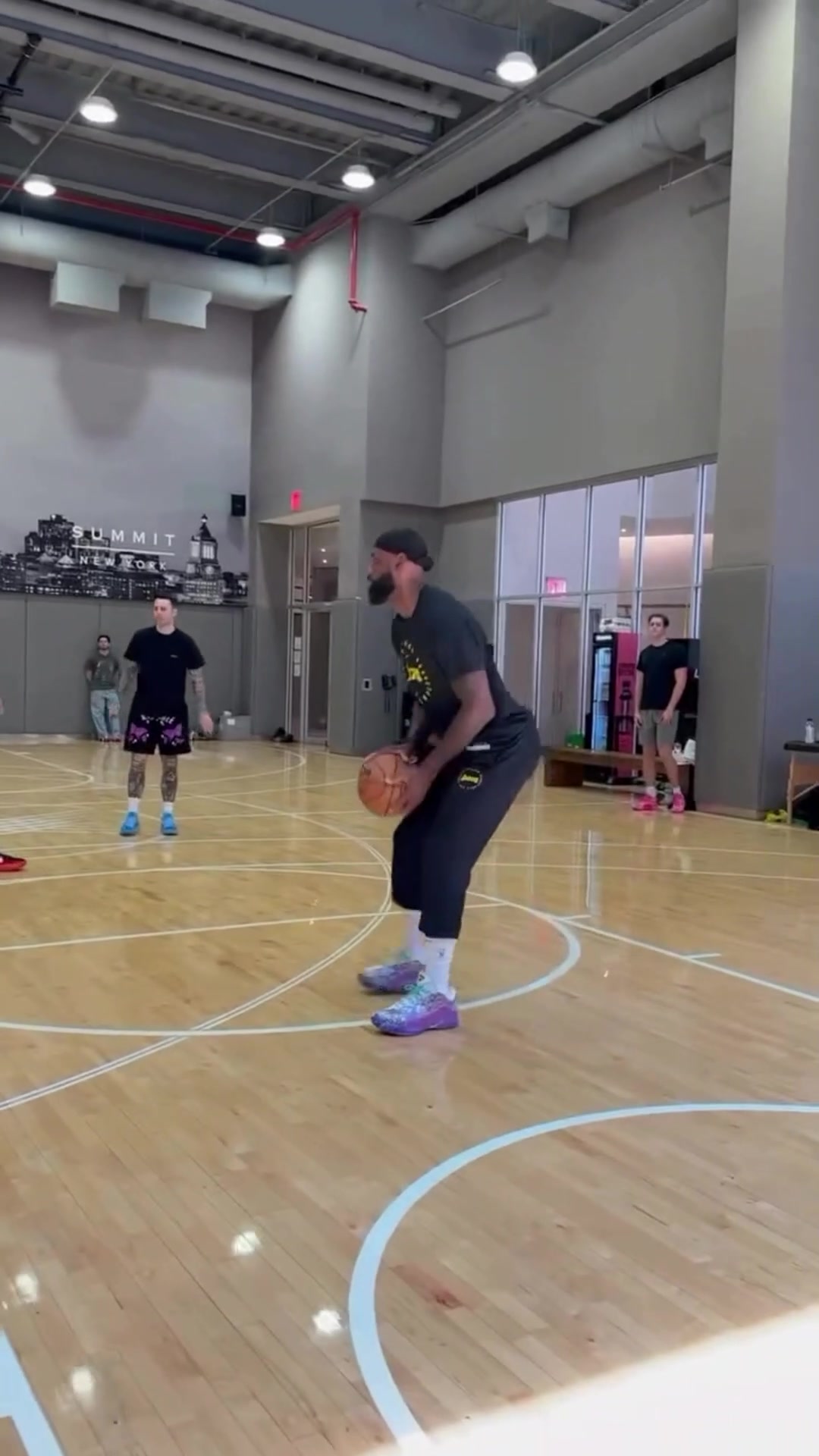 轉(zhuǎn)型三分射手詹姆斯曬最新訓(xùn)練視頻苦練外線投射