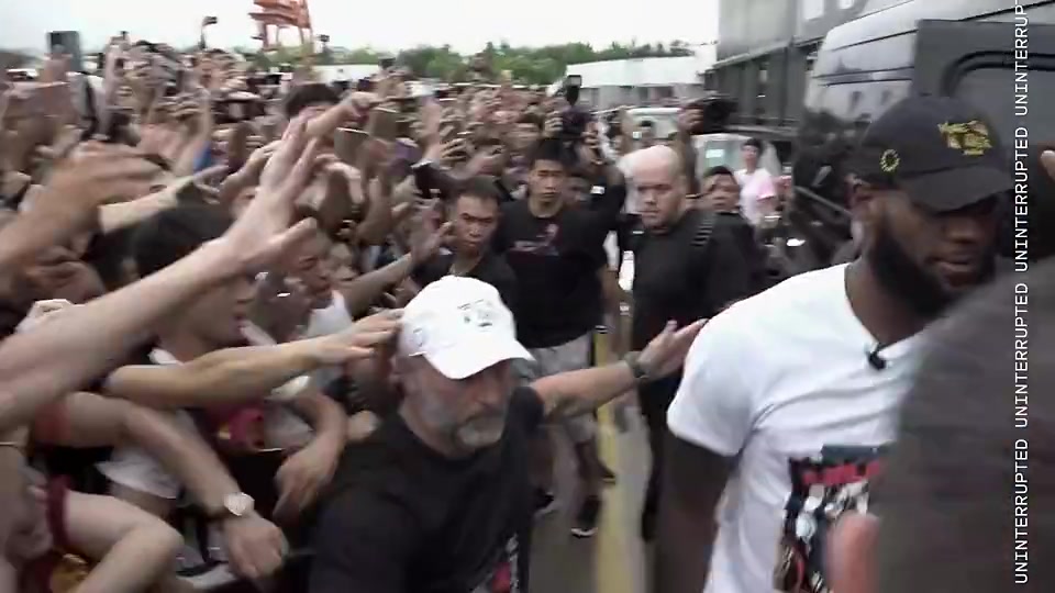 還會(huì)再來(lái)嗎2018年詹姆斯中國(guó)行抵達(dá)上海是何等的盛況