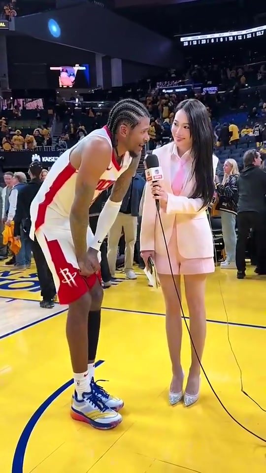 小伙還挺照顧女記者杰倫-格林此前扶膝接受孟超采訪