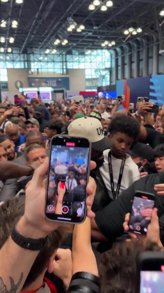 NBA流量擔(dān)當(dāng)詹姆斯參加活動(dòng)被球迷團(tuán)團(tuán)圍住 根本走不動(dòng)