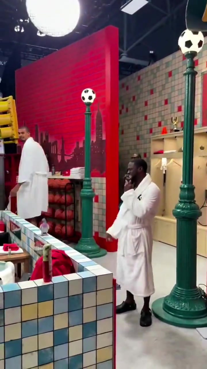 文班亞馬參加節(jié)目特制冰桶比演員哈特的還長(zhǎng)一倍