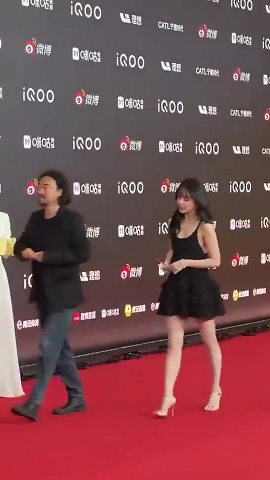 美娜此前和峰哥一起出席活動(dòng)這身裝扮真的可以哦