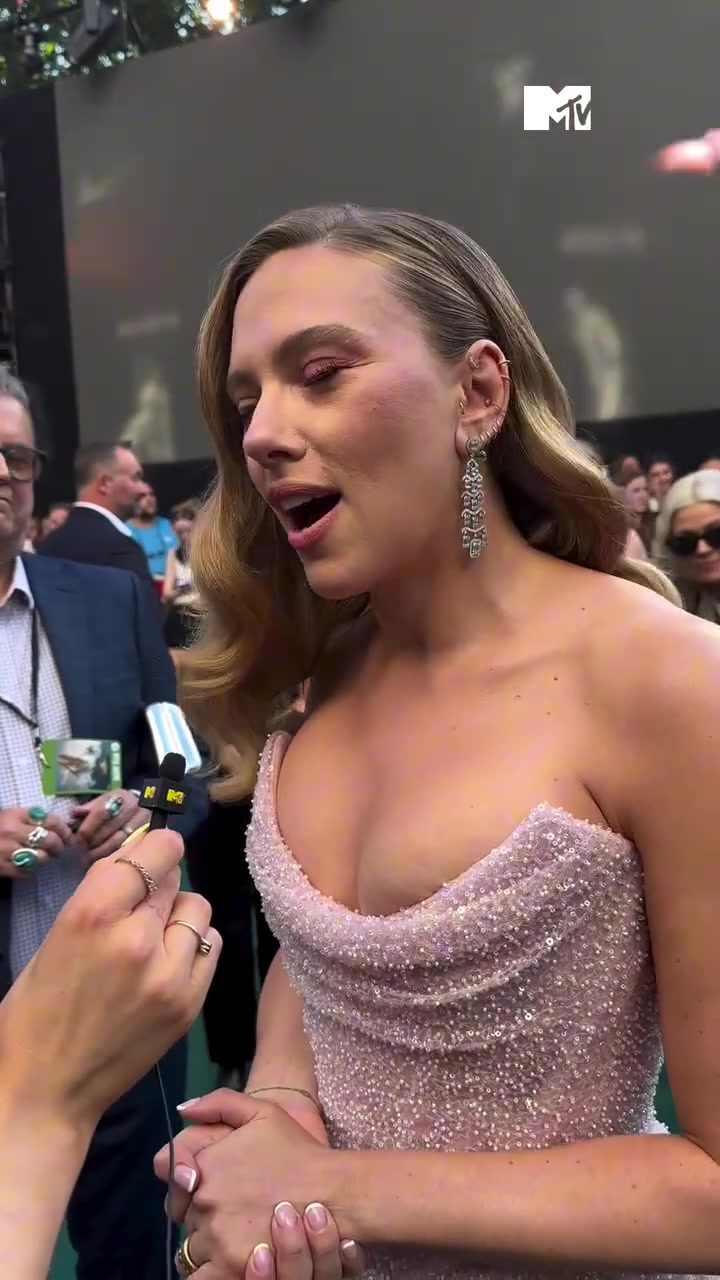 最美詹密斯嘉麗 懟臉拍也發(fā)現(xiàn)了歲月的痕跡