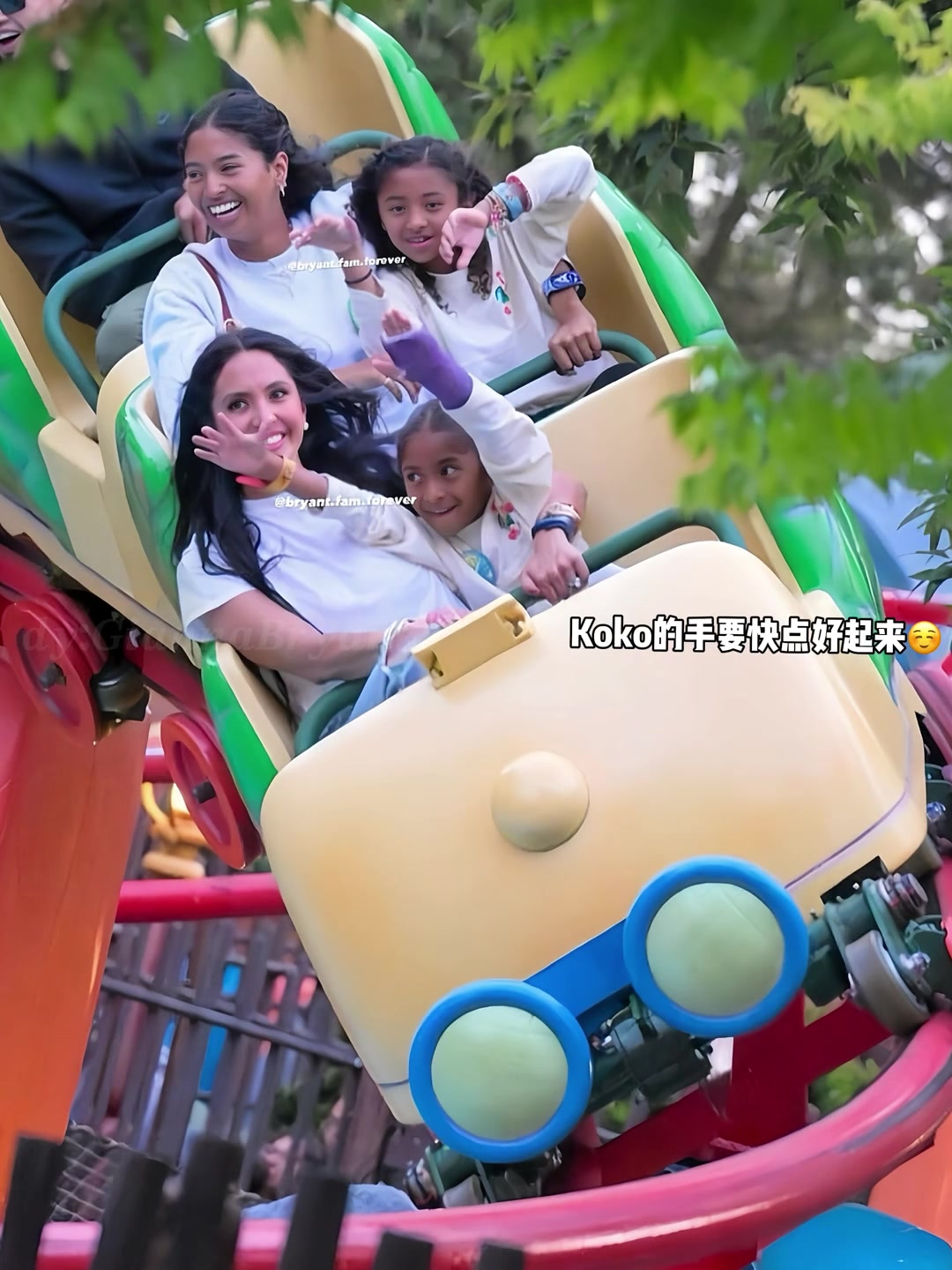 球迷在迪士尼偶遇瓦妮莎帶著孩子們游玩慶祝koko的6歲生日