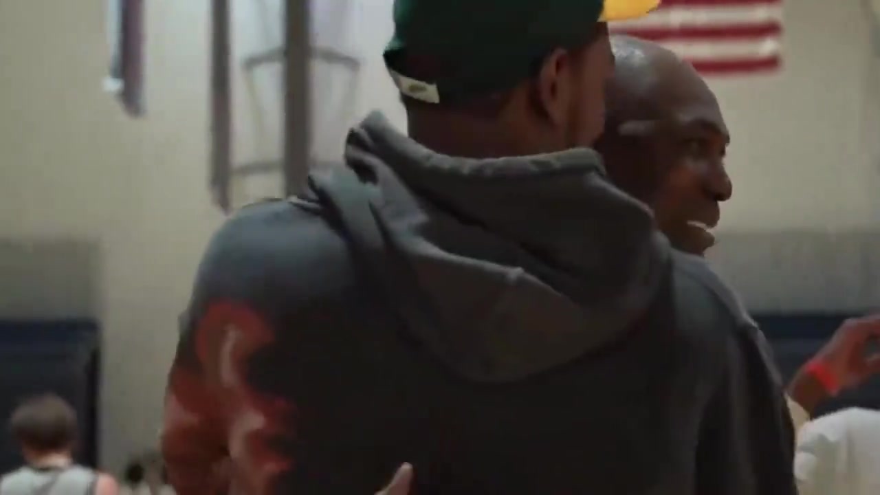 以后都是火箭名宿了杜蘭特參加活動和奧拉朱旺激動擁抱