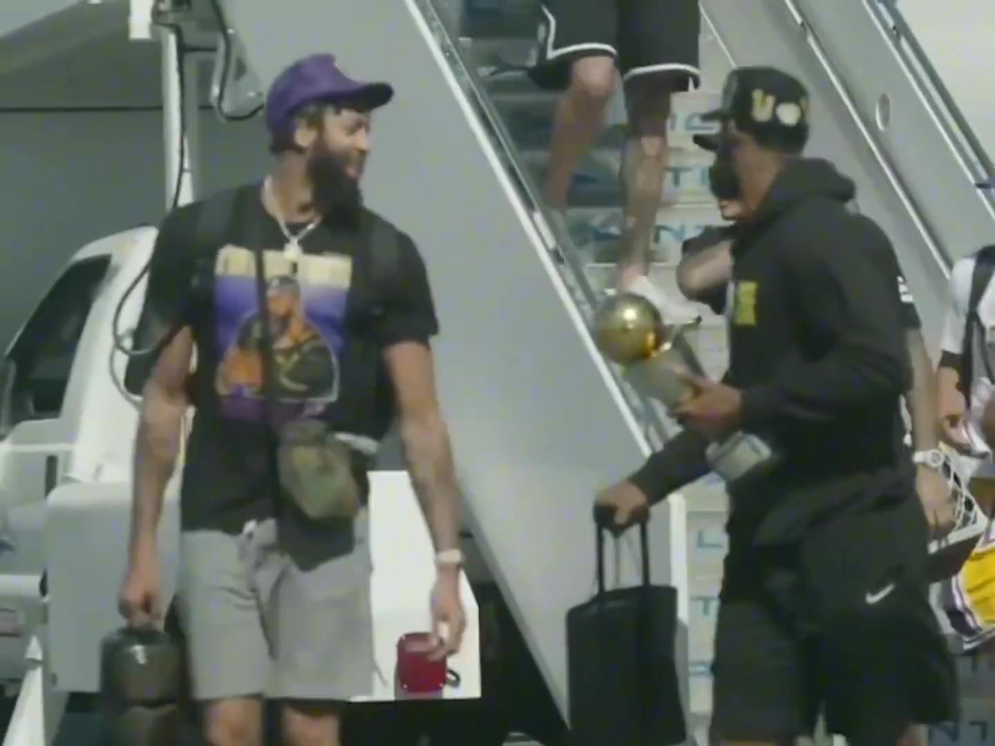 卡魯索戴著湖人冠軍戒指 幫兄弟們彌補(bǔ)了2020年冠軍游行的遺憾