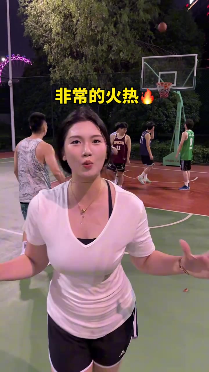 肘子姐不僅手感火熱身材也相當火熱