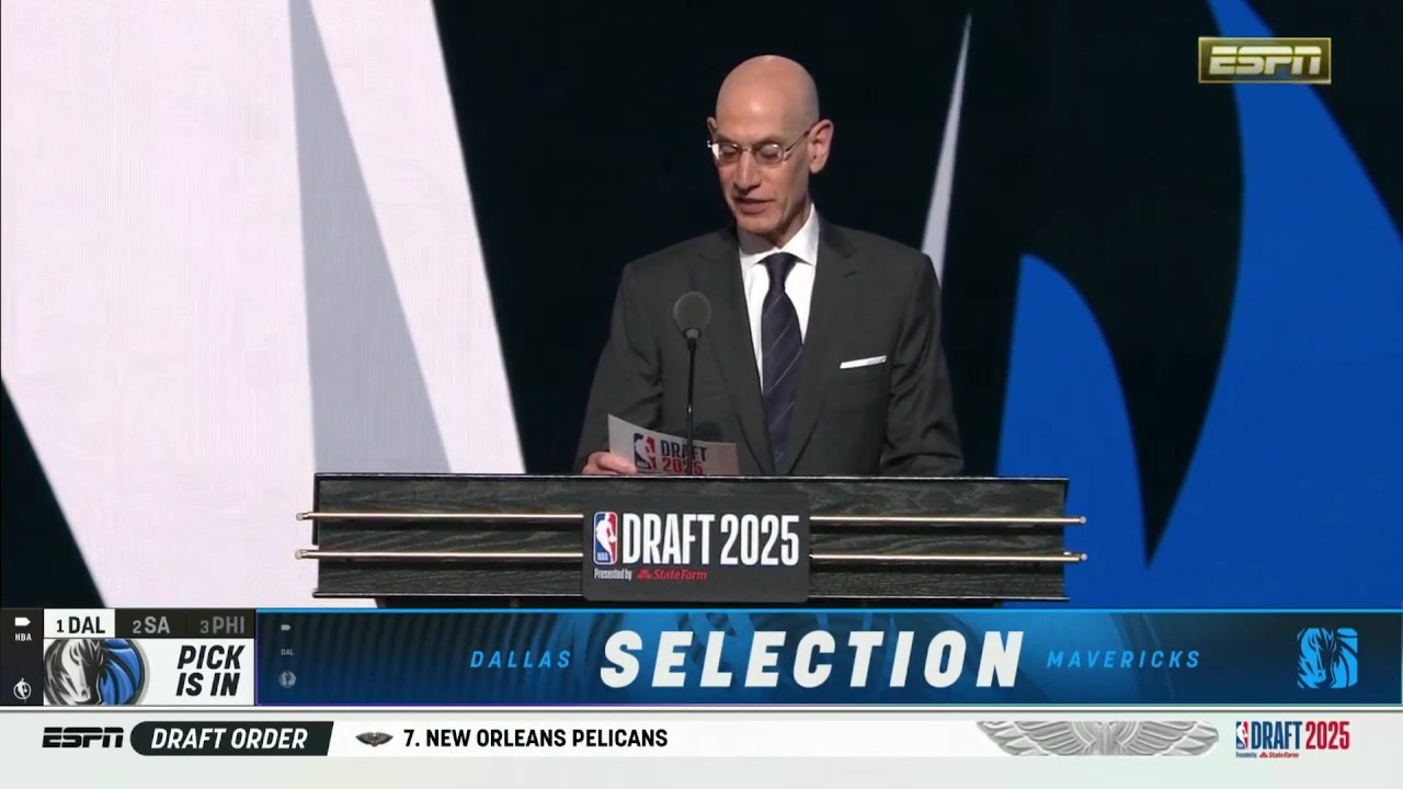 無懸念美國之子弗拉格當(dāng)選狀元上臺(tái)與蕭華握手