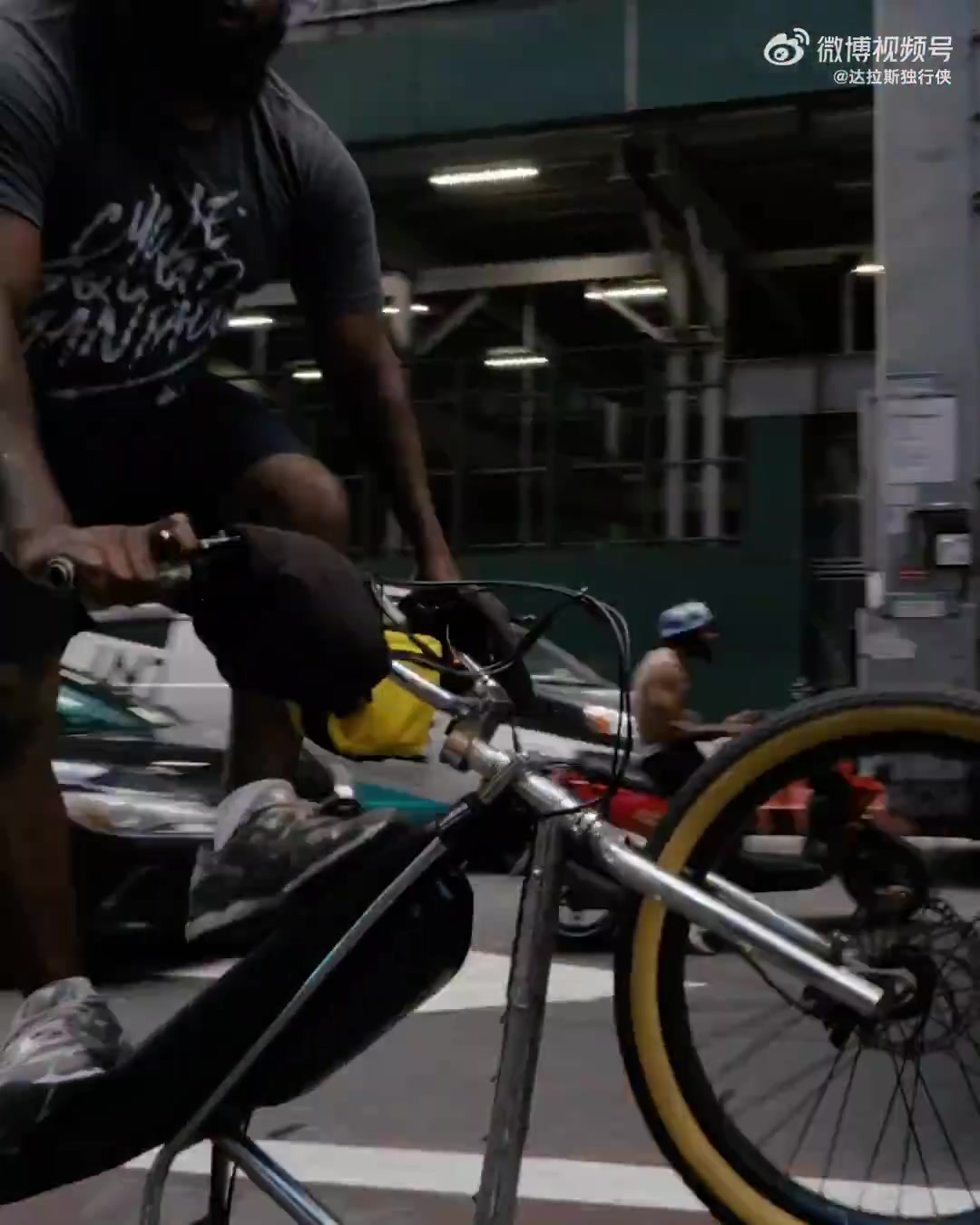 狀元還是最大牌哈小旗飄揚(yáng)紐約城弗拉格閃耀時(shí)代廣場