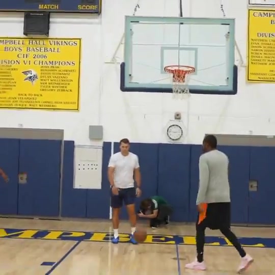 應該會有大進步小賈正跟者杜蘭特一個個動作猛練