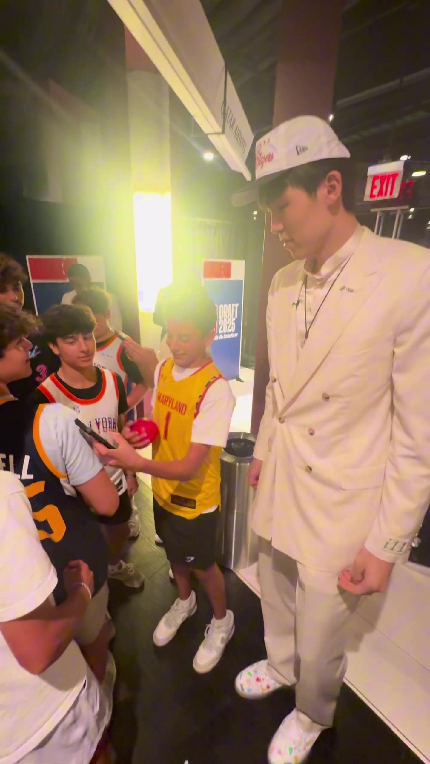 楊瀚森在選秀結(jié)束后被迷弟團(tuán)團(tuán)包圍 小球迷們一臉興奮地和他自拍