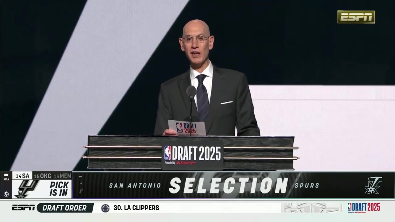 聽(tīng)名字就很牛逼卡特-布萊恩特上場(chǎng)同蕭華握手