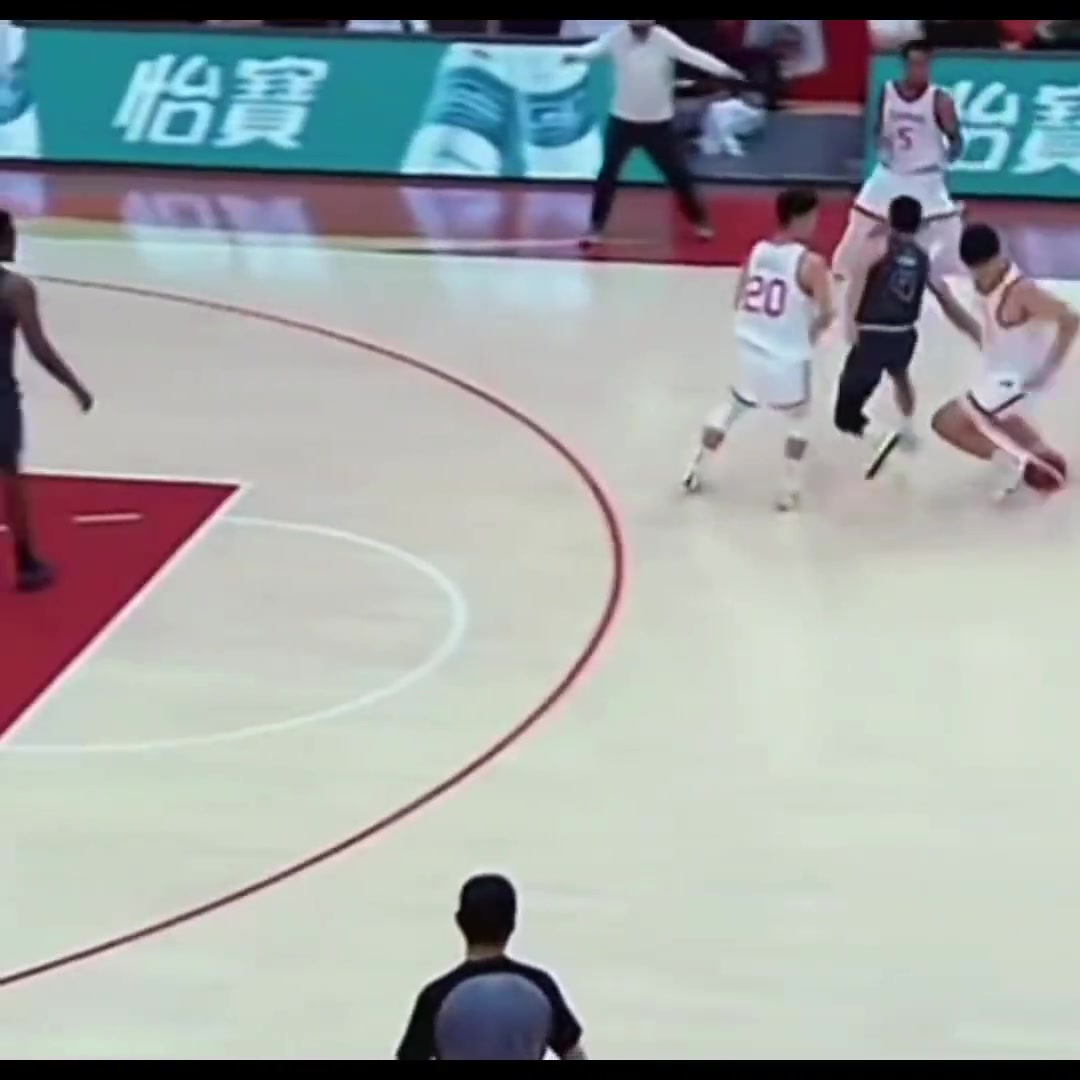 楊瀚森這個(gè)背運(yùn)快攻和當(dāng)年姚明一模一樣而且對手正是開拓者