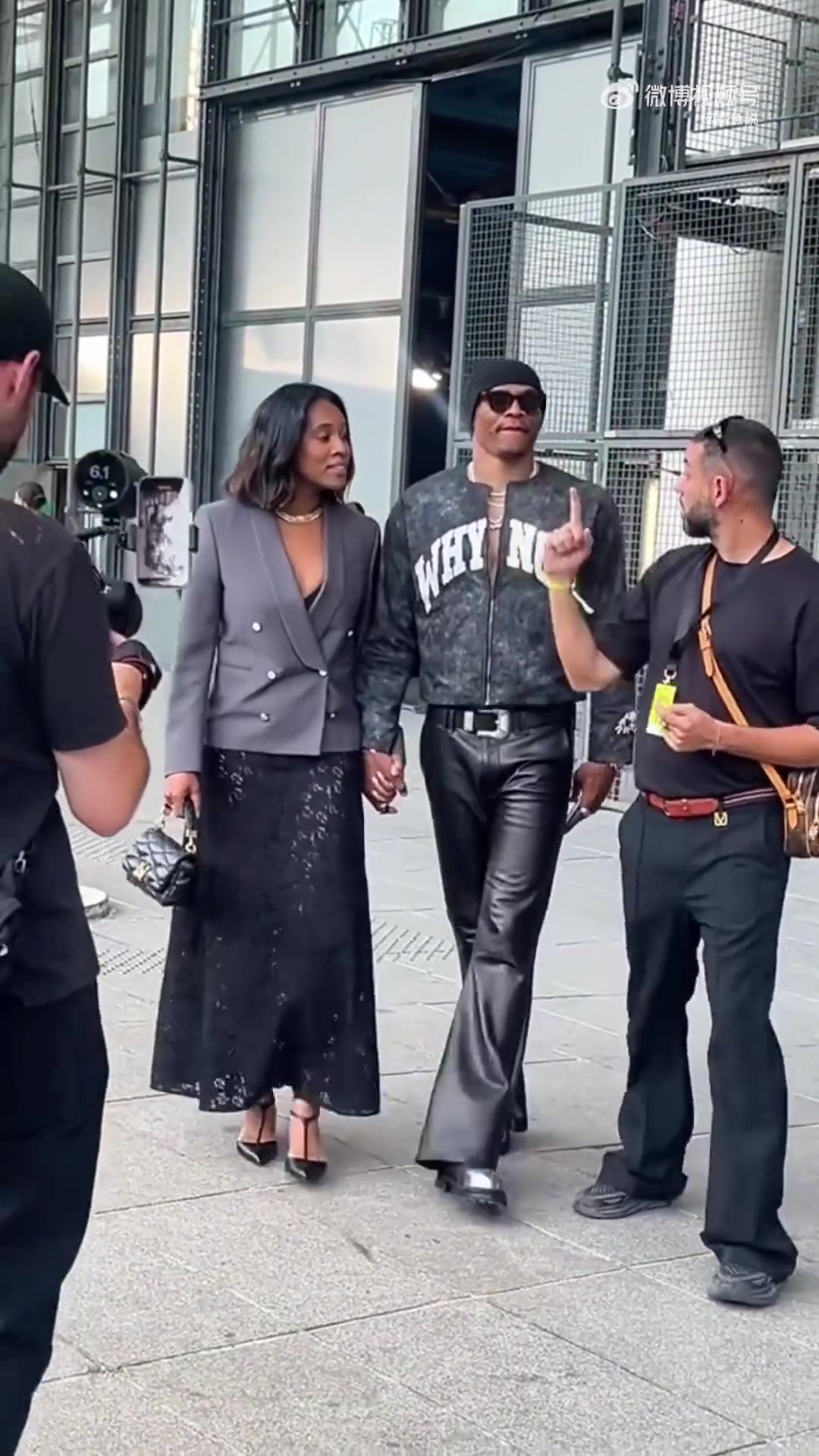 汪峰鄧紫棋點贊威少帶夫人逛街十指緊扣皮褲有點搶眼