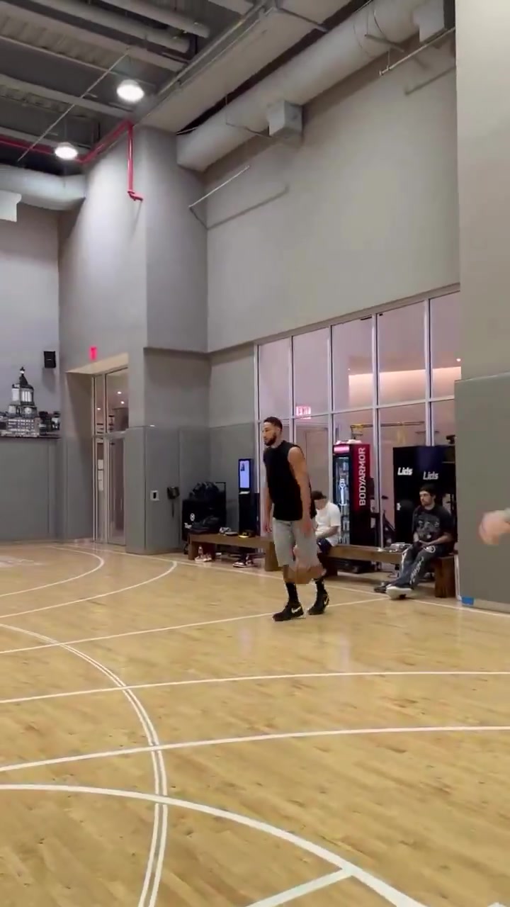 熟悉的味道回來了本-西蒙斯曬出近期訓練集錦