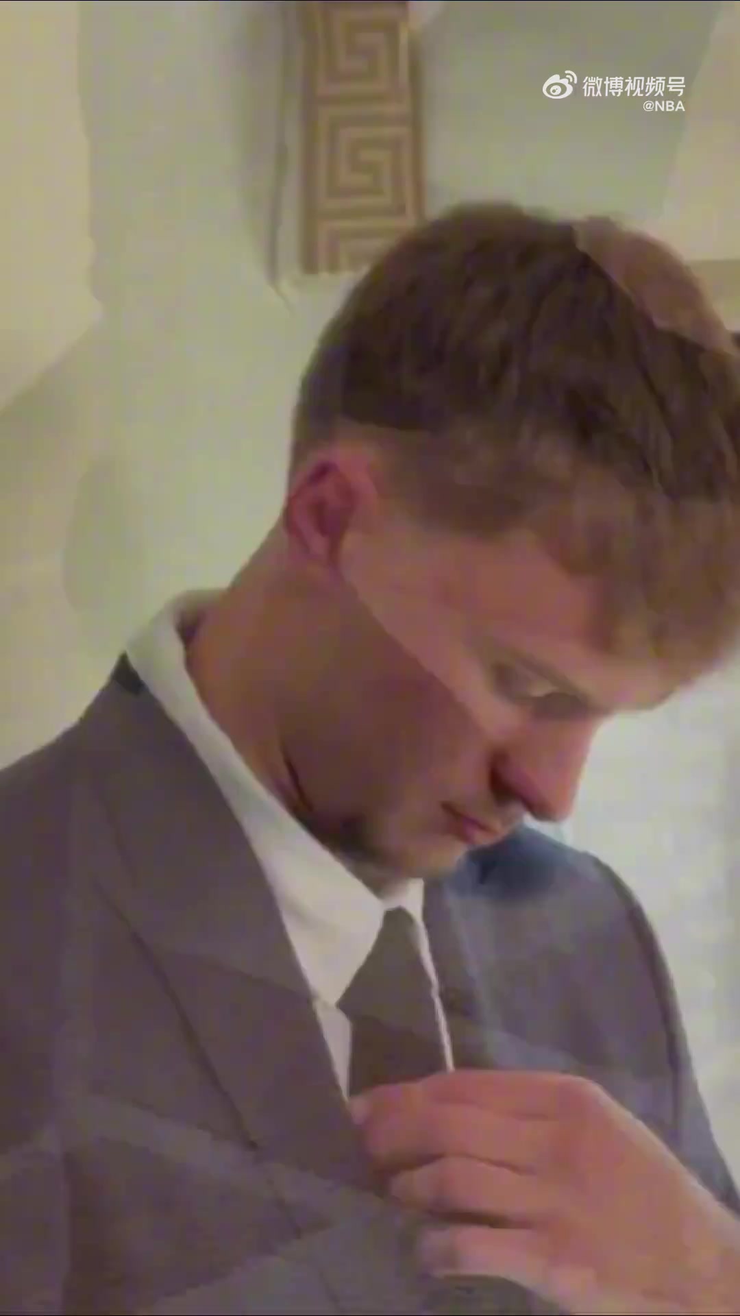 本屆狀元大熱美國(guó)之子弗拉格一身藍(lán)西裝抵達(dá)現(xiàn)場(chǎng)