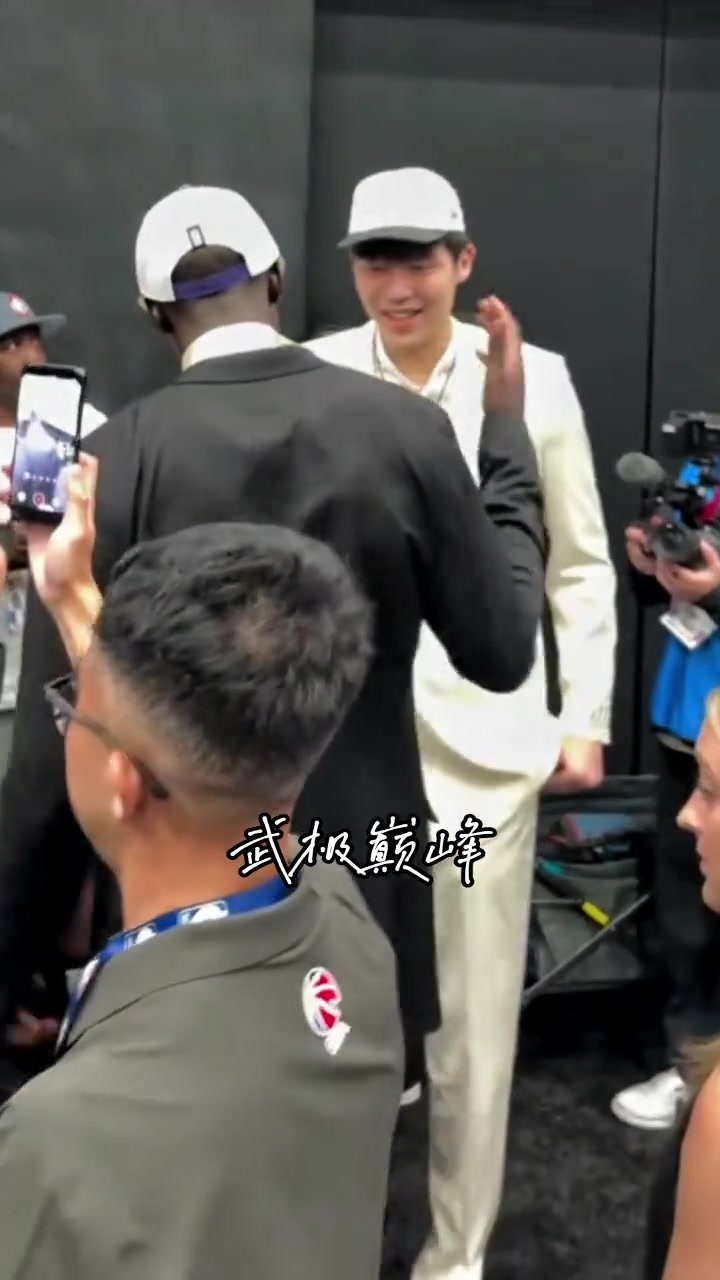 楊瀚森激動(dòng)壞了在被選中后與太陽(yáng)新秀馬盧阿奇慶祝