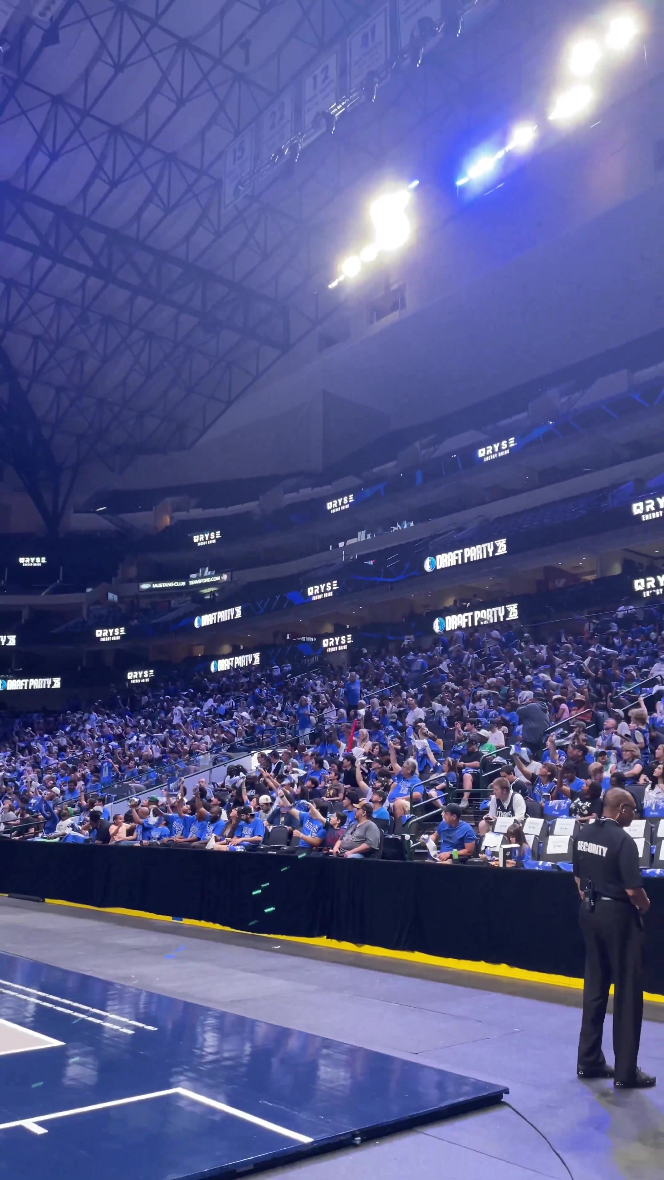 準(zhǔn)備迎接弗拉格獨(dú)行俠球迷在球館匯集氛圍相當(dāng)高漲