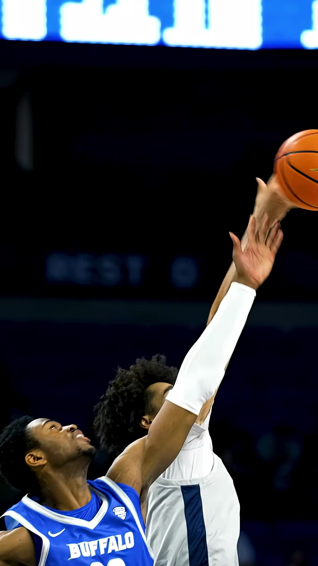 快船確實缺個替補中鋒30號秀尼德豪澤這身體素質(zhì)相當炸裂