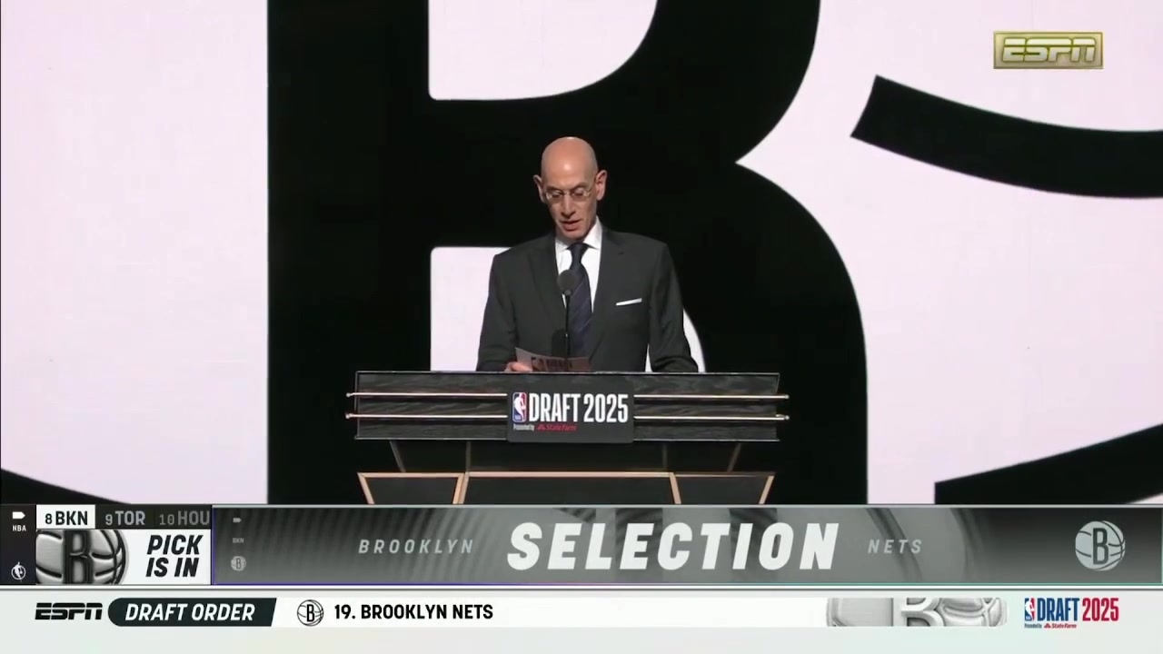 現(xiàn)場(chǎng)有些許噓聲籃網(wǎng)用8號(hào)簽選擇了來(lái)自俄羅斯的杰明