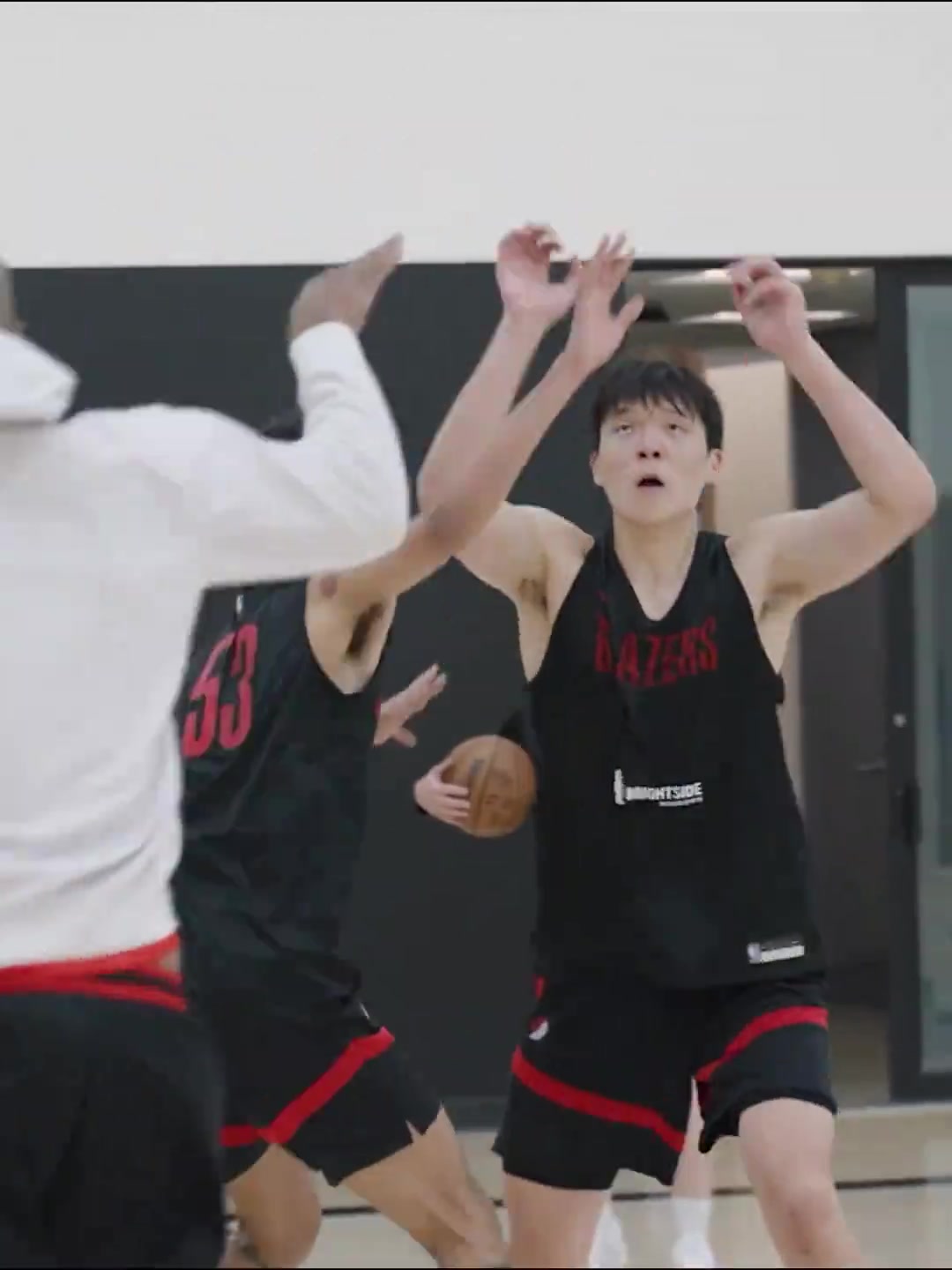 16順位實(shí)至名歸開(kāi)拓者曬試訓(xùn)楊瀚森內(nèi)線強(qiáng)攻高位策應(yīng)啥都有