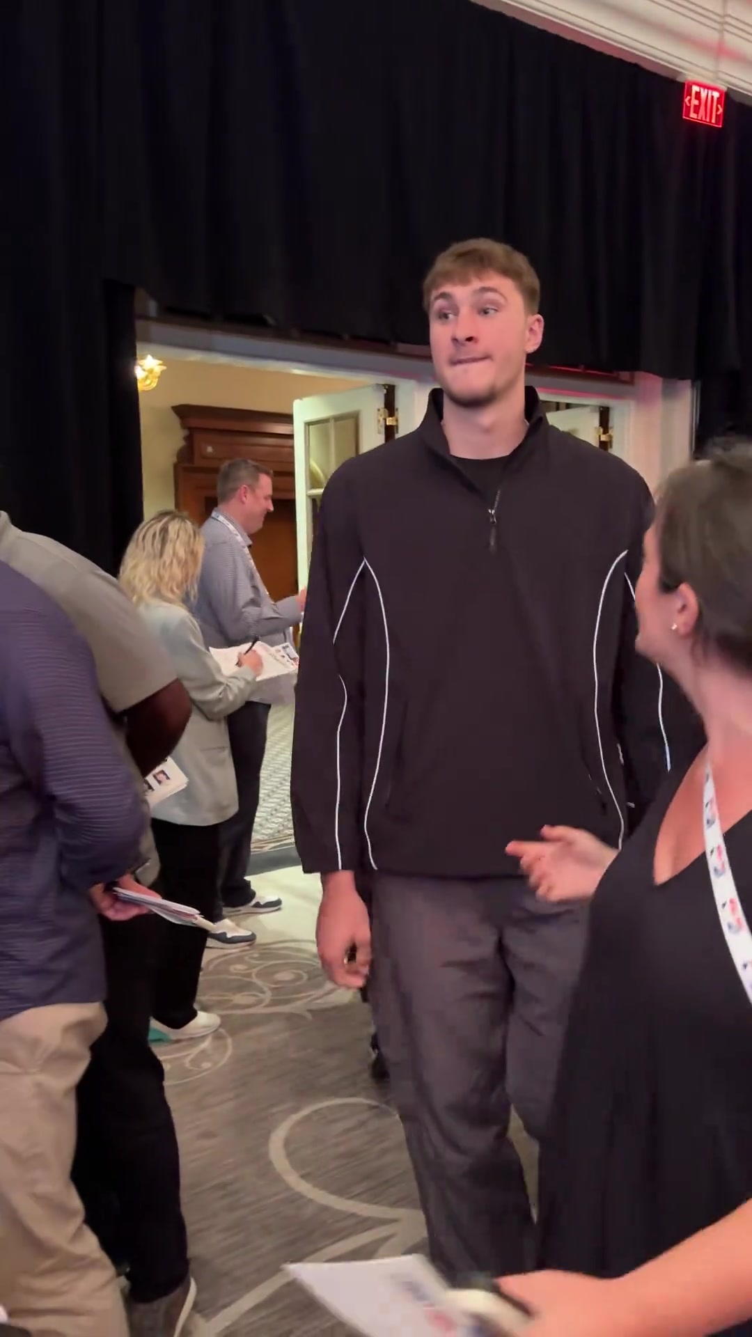 狀元還有懸念嗎狀元最大熱門弗拉格來(lái)到記者采訪區(qū)