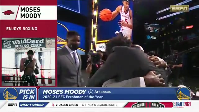 缺點文化早些年選秀時解說員帕金斯死活念不出穆迪的名字