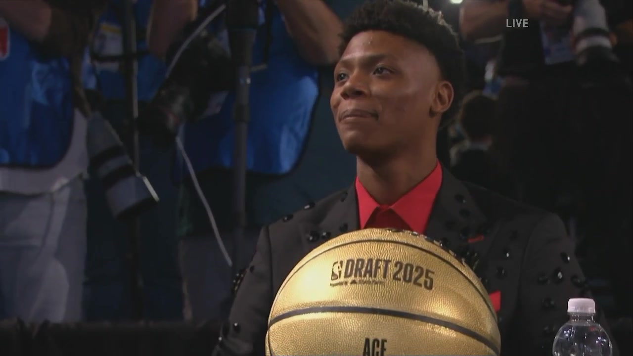 選秀大會開始在即弗拉格領銜一眾球員現(xiàn)場等待