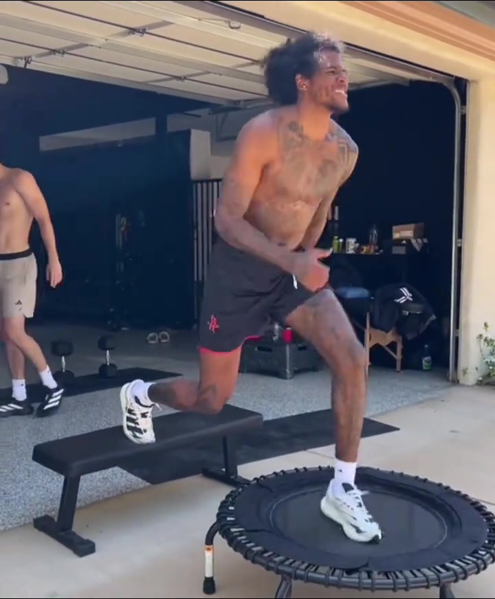 還是舍不得離開(kāi)啊杰倫-格林訓(xùn)練中還穿著火箭的短褲