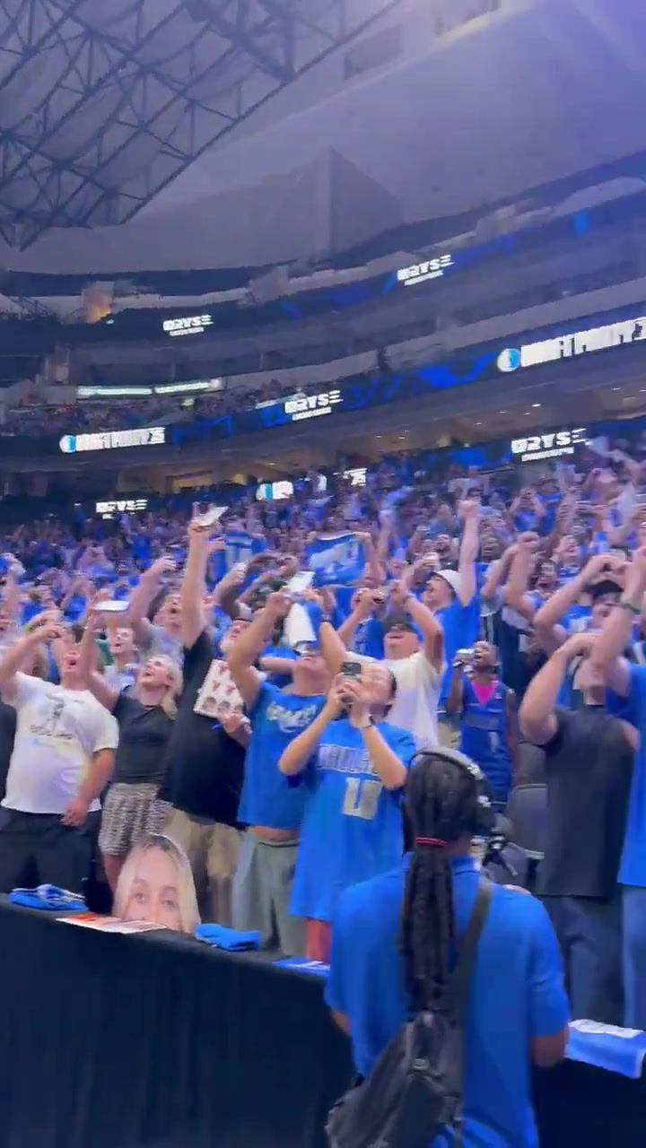 開(kāi)啟新時(shí)代獨(dú)行俠球迷齊聚主場(chǎng)等待選中弗拉格的歷史時(shí)刻