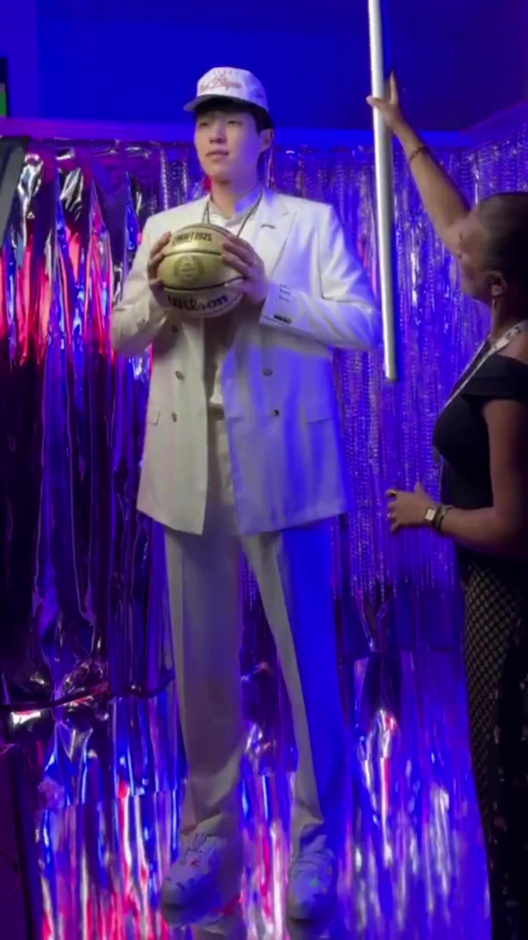 期待NBA首秀開拓者官方曬出16號秀楊瀚森定妝照花絮