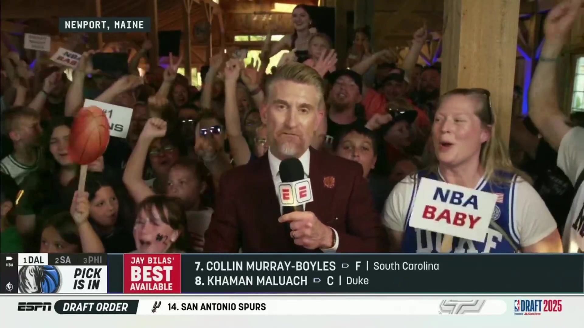 手握狀元簽獨(dú)行俠球迷臉上全都洋溢著期待的表情