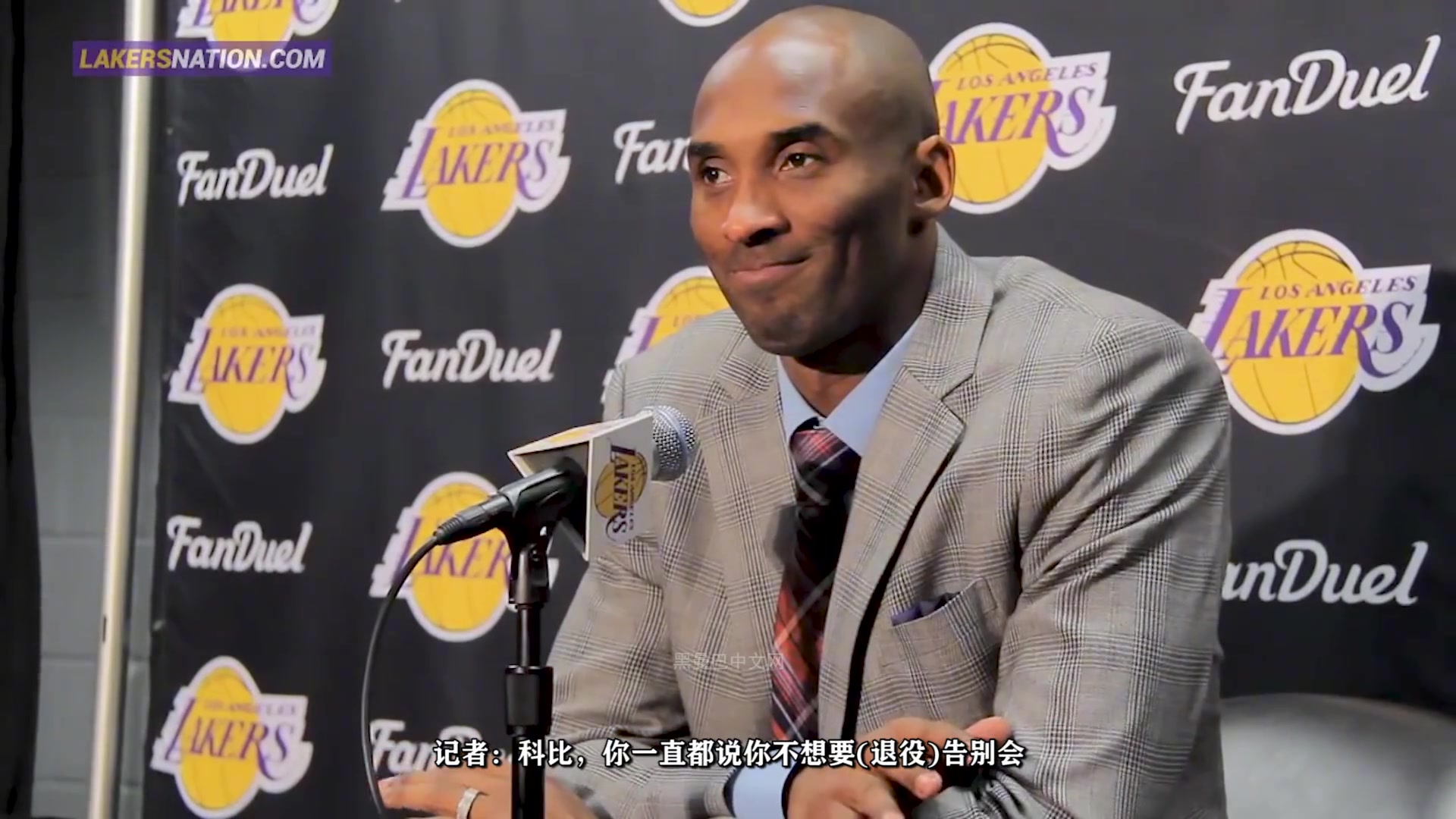 這老頭嘴上說著不會流淚可看到20年紫金生涯的時候還是忍不住了