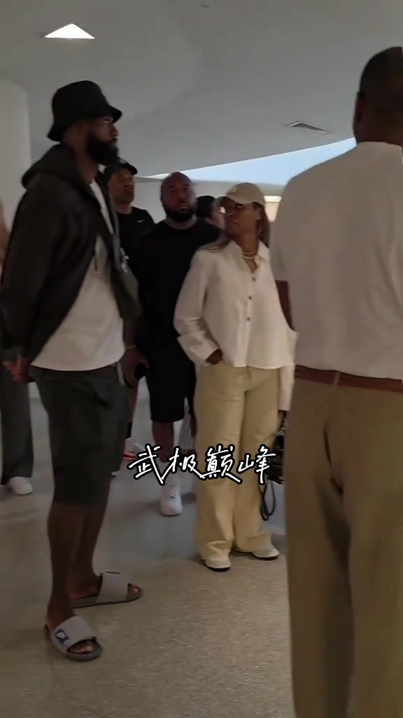 這位拖鞋大叔好眼熟啊網(wǎng)友在博物館偶遇詹姆斯