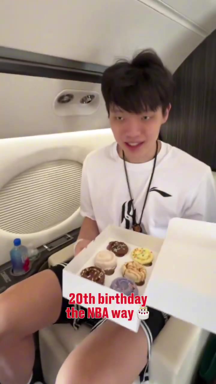生日快樂(lè)楊瀚森在去往波特蘭飛機(jī)上開(kāi)拓者官方為他慶生