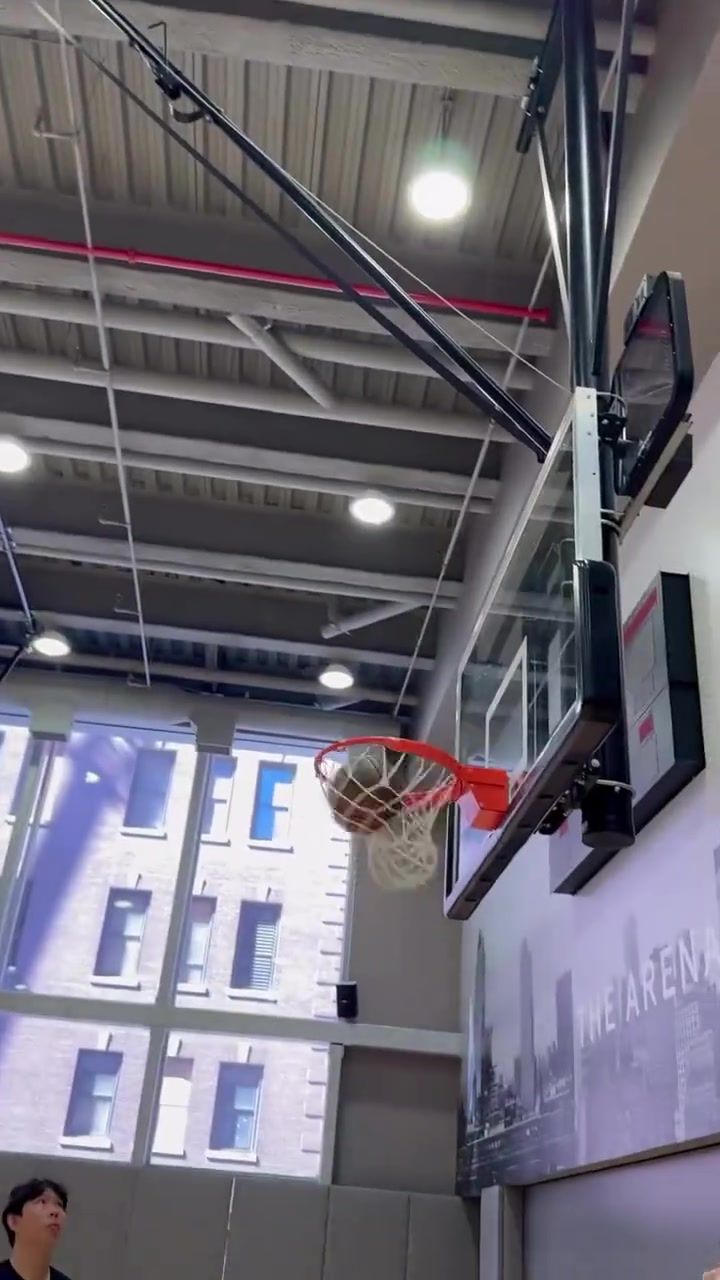 詹姆斯紐約訓(xùn)練備戰(zhàn)新賽季 遠投精準彈無虛發(fā)