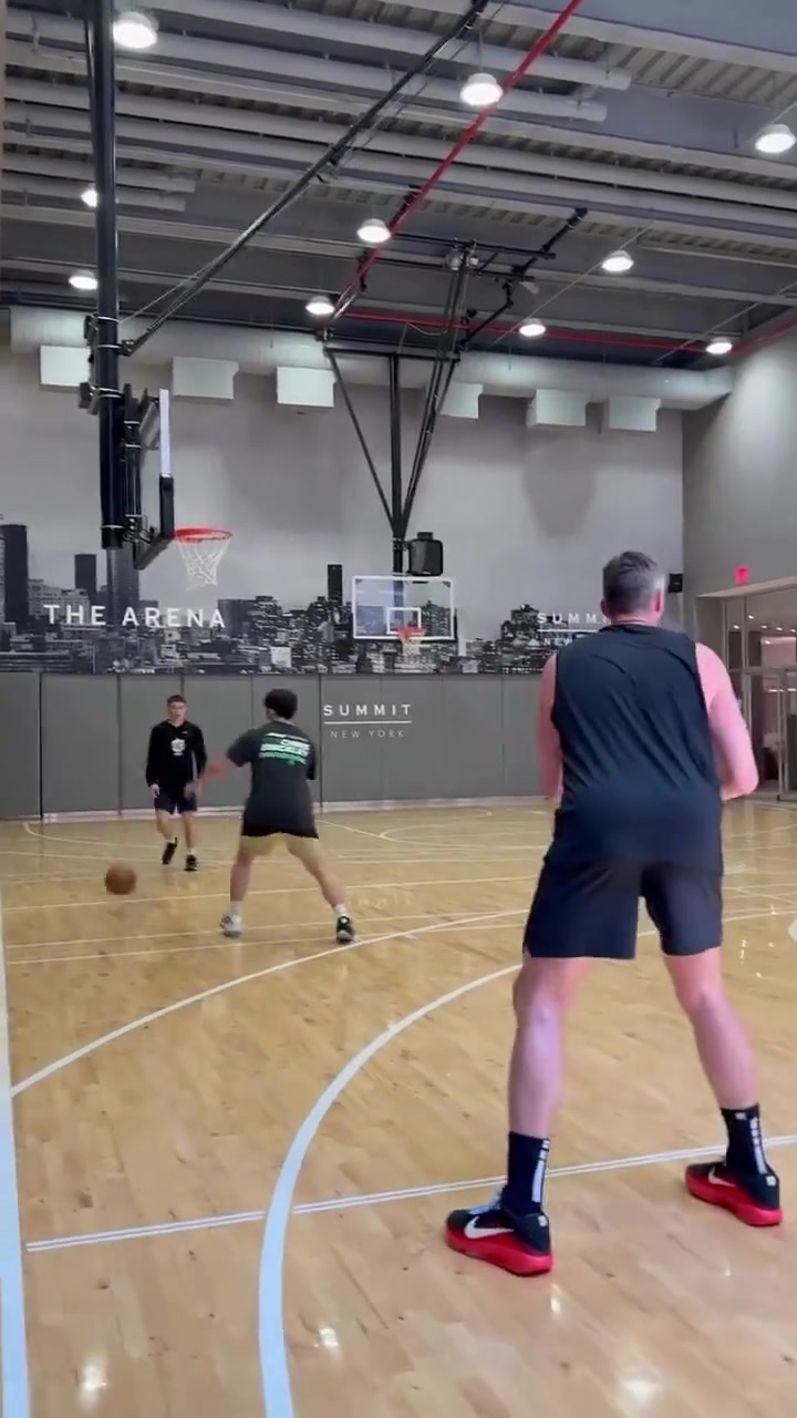 傷愈后首次訓(xùn)練詹姆斯和樂福組了個老友流汗局