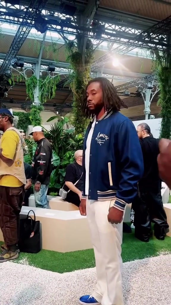 眾所周知小卡一到休賽期就會變身流浪漢